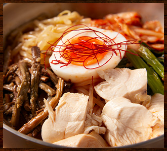 ぴり辛蒸し鶏ビビン麺