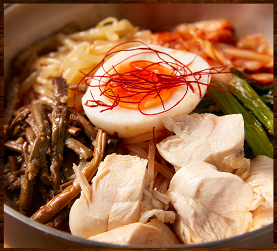 ぴり辛蒸し鶏ビビン麺